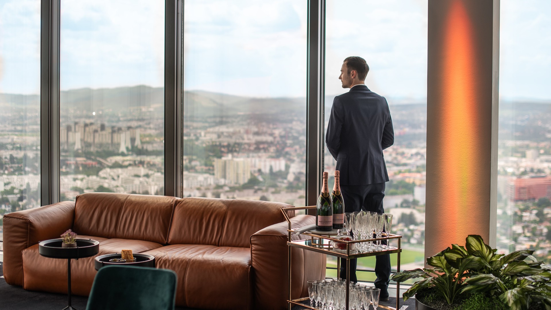 Gast genießt einzigaritgen Ausblick aus Wiens höchster Location dem ThirtyFIve-min.jpg