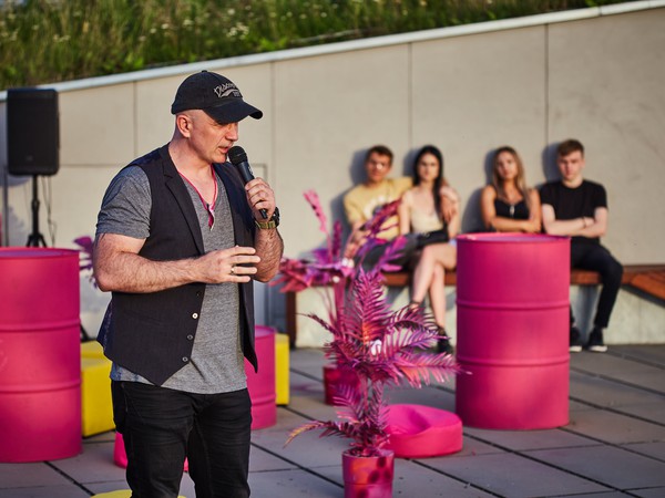 VIVO_1078_Stand up.jpg