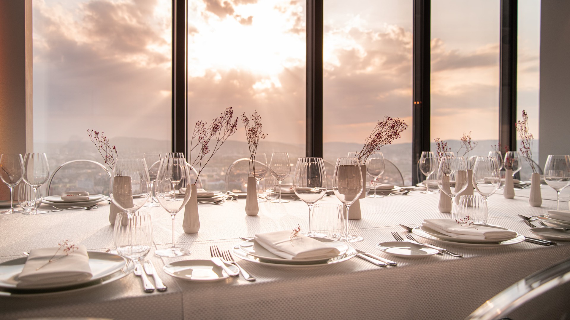 Galadinner an Wiens längster Tafel in der Eventlocation ThirtyFive-min.jpg