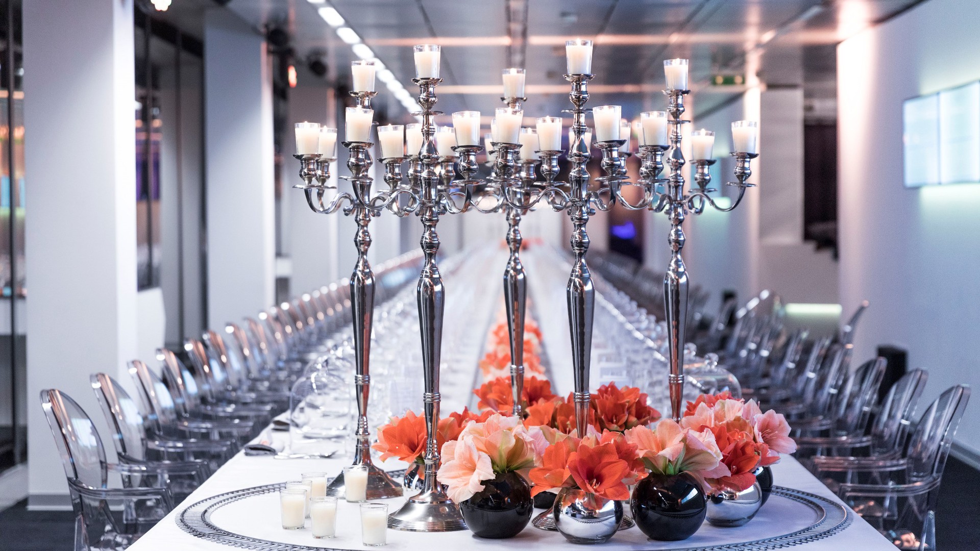 Tischdekoration Kerzenständer silber und Zug.jpg