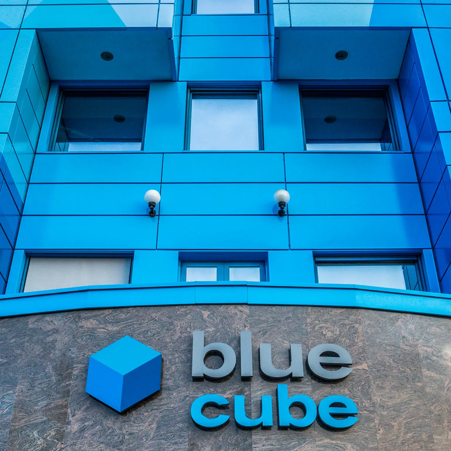 Blue-Cube-c-Toth-Milan-1060x1060-03.jpg
