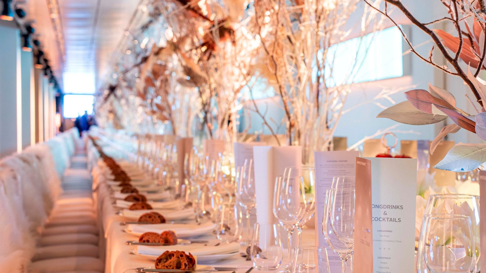 lange Tafel Dekoration weiß.jpg