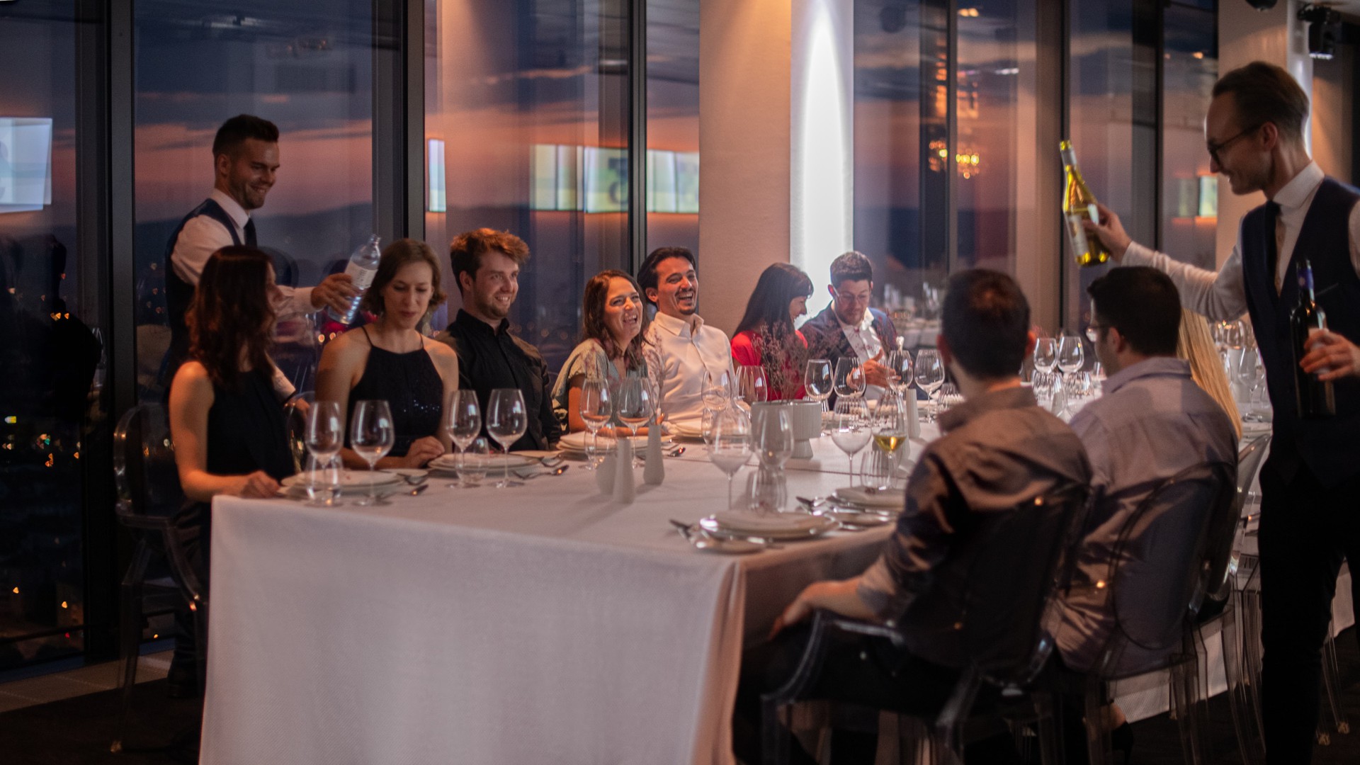 Gäste bei der Weihnachtsfeier im ThirtyFive-min.jpg