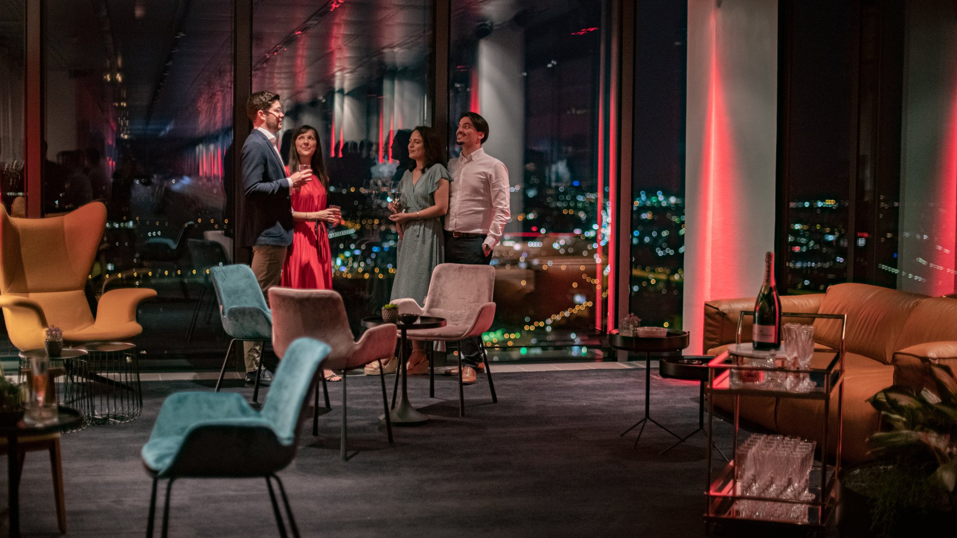 Gäste genießen den Weitblick in Wiens Business Eventlocation ThirtyFive-min.jpg