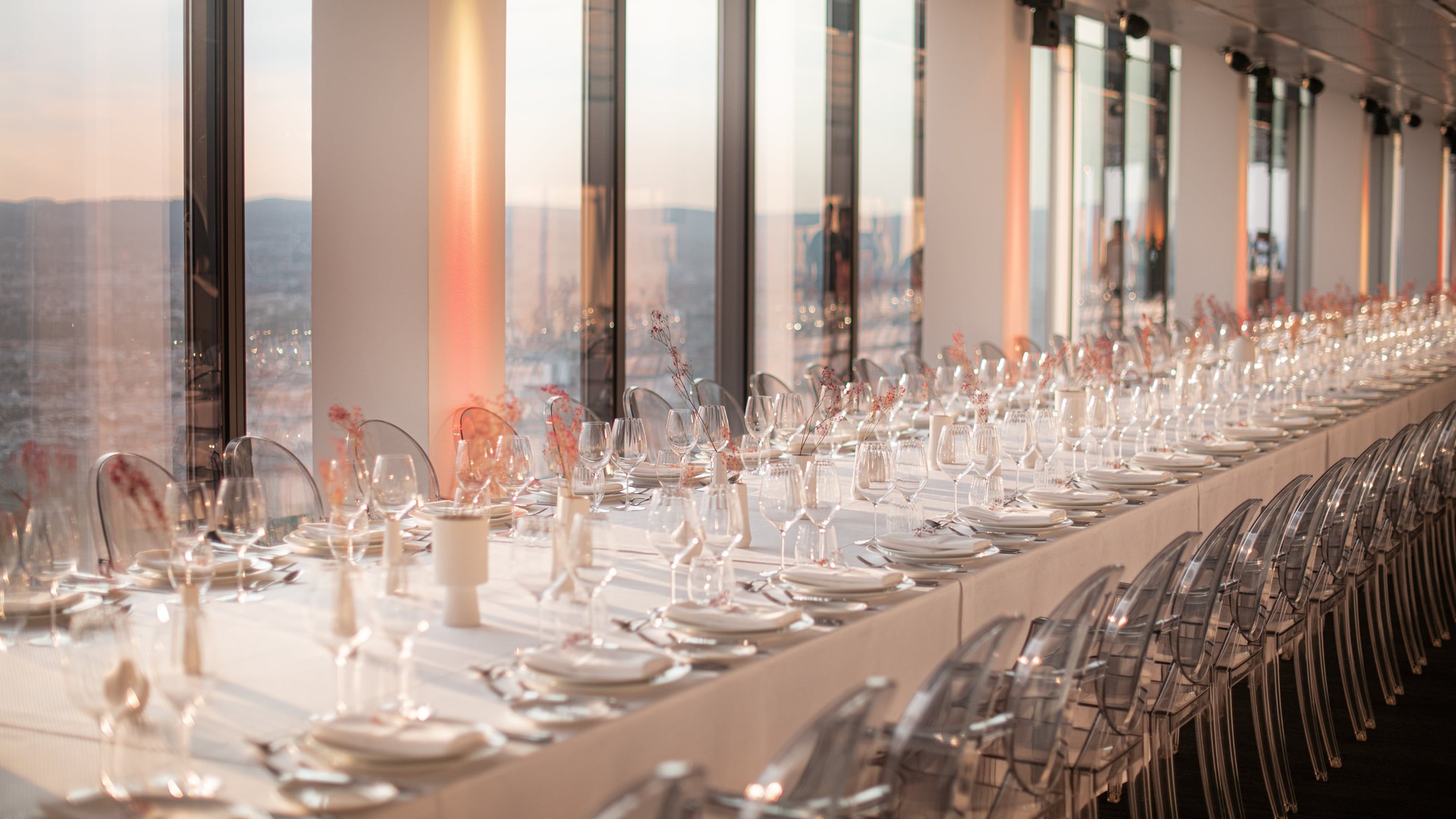Events an der längsten Tafel Wiens-min.jpg
