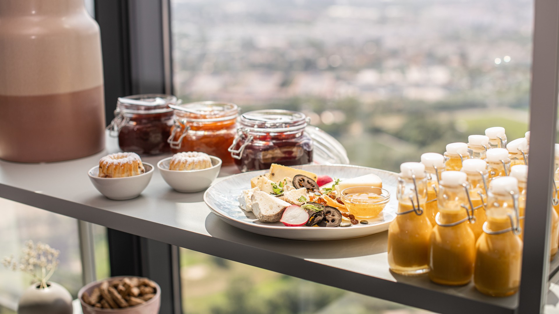 Früchstücksbuffet mit Weitblick-min.jpg