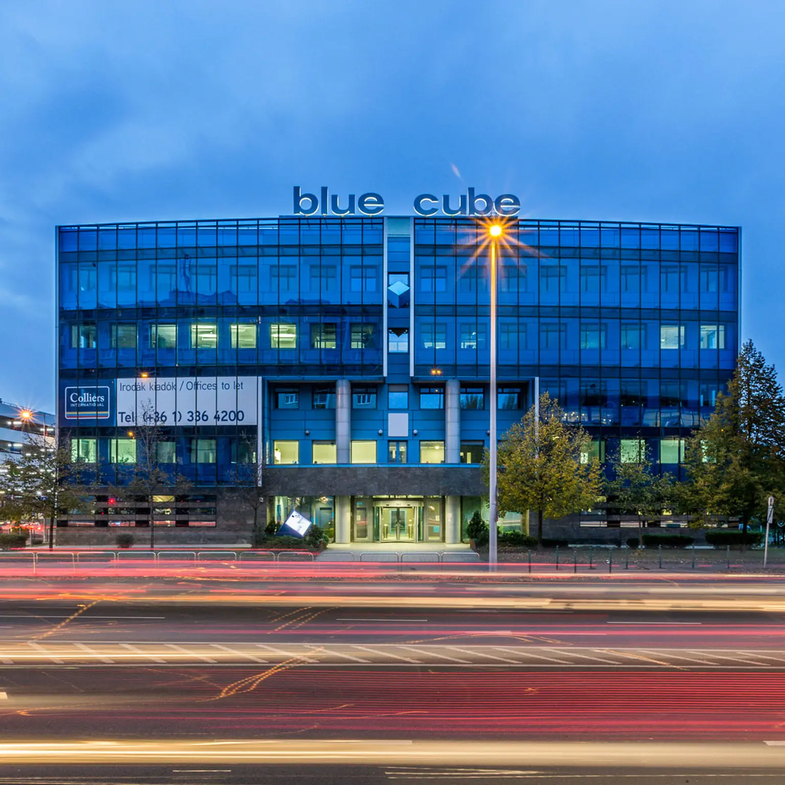 Blue-Cube-c-Toth-Milan-1060x1060-02.jpg