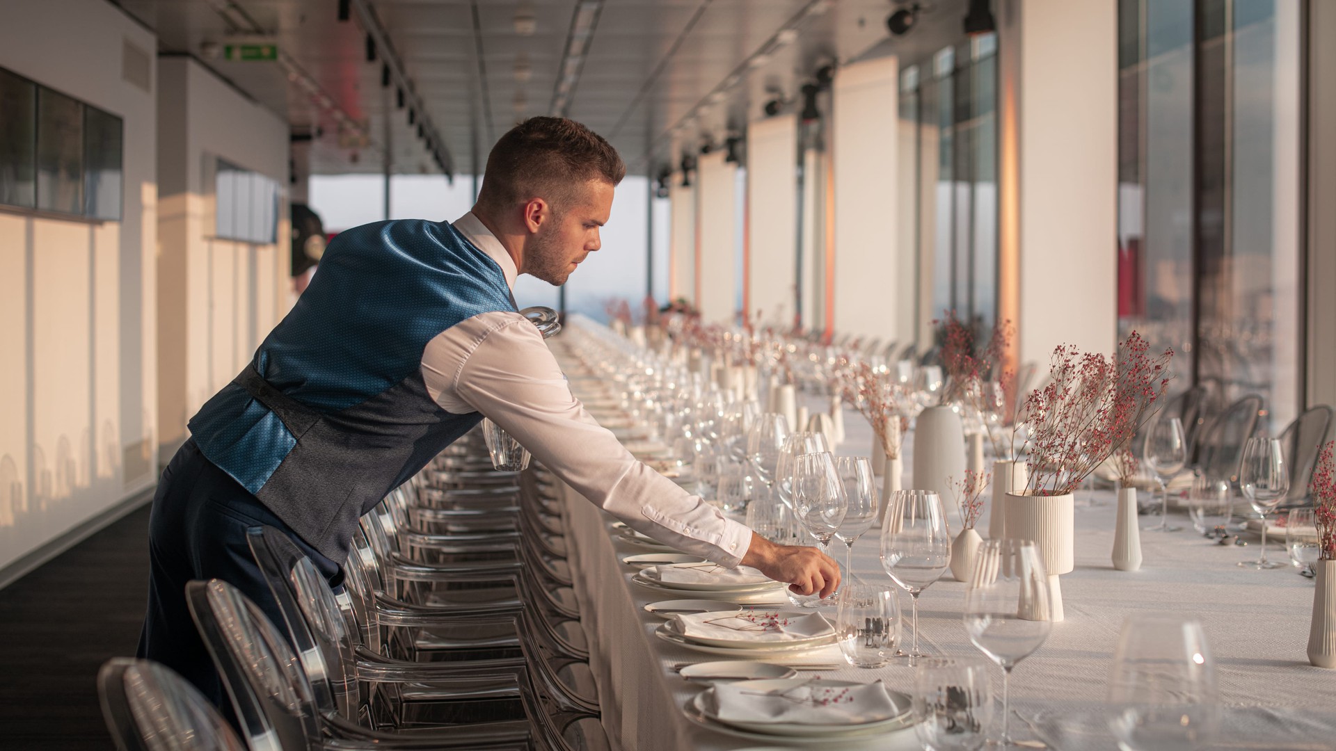 Vorbereitungen für Galadinner mit Ausblick im ThirtyFive-min.jpg